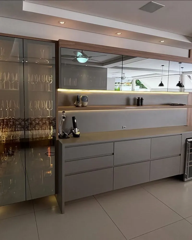 Adega e cristaleira com portas de vidro e iluminação interna em LED